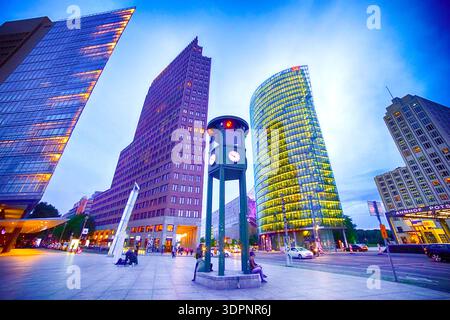 Skyline Potsdamer Platz Berlin zur blauen Stunde – Kollhoff-Turm und BahnTower, Mitte, Berlin, Deutschland Stockfoto