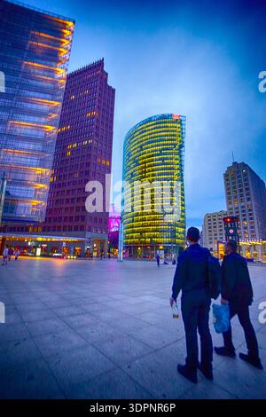 Skyline Potsdamer Platz Berlin zur blauen Stunde – Kollhoff-Turm und BahnTower, Mitte, Berlin, Deutschland Stockfoto