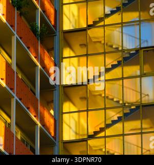 Hansaviertel in Berlin, Treppenhaus eines Wohngebäudes von schwedischen Architekten Jaenecke und Samuelson an der Altonaer Straße, Berlin, Deutschland Stockfoto