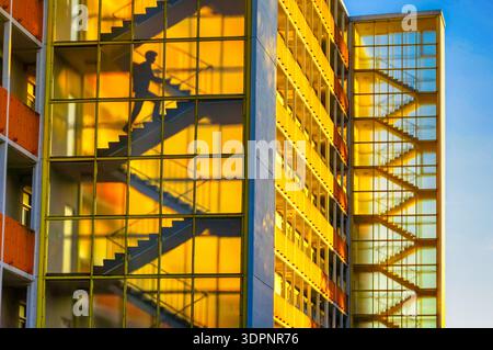 Verstecktes Juwel Berlin: Hansaviertel, Treppe eines Wohngebäudes von schwedischen Architekten Jaenecke und Samuelson an der Altonaer Straße, Berlin, Deutschland Stockfoto