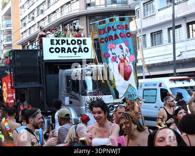 Sao Paulo, Sao Paulo, Brasilien. Februar 2026. Sao Paulo (SP), 02/15/2026 - Karneval/Blocks/SP - Explode Coracao Block erreicht Apotheose und beendet seine Parade an der Ecke Avenida Ipiranga und Sao Joao am Ende des Nachmittags diesen Sonntag (15) in der Innenstadt von Sao Paulo. (Foto: Leandro Chemalle/Thenews2/Zumapress) (Credit Image: © Leandro Chemalle/TheNEWS2 via ZUMA Press Wire) NUR REDAKTIONELLE VERWENDUNG! Nicht für kommerzielle ZWECKE! Stockfoto