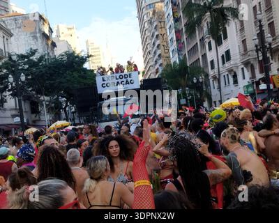 Sao Paulo, Sao Paulo, Brasilien. Februar 2026. Sao Paulo (SP), 02/15/2026 - Karneval/Blocks/SP - Explode Coracao Block erreicht Apotheose und beendet seine Parade an der Ecke Avenida Ipiranga und Sao Joao am Ende des Nachmittags diesen Sonntag (15) in der Innenstadt von Sao Paulo. (Foto: Leandro Chemalle/Thenews2/Zumapress) (Credit Image: © Leandro Chemalle/TheNEWS2 via ZUMA Press Wire) NUR REDAKTIONELLE VERWENDUNG! Nicht für kommerzielle ZWECKE! Stockfoto