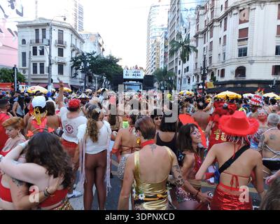 Sao Paulo, Sao Paulo, Brasilien. Februar 2026. Sao Paulo (SP), 02/15/2026 - Karneval/Blocks/SP - Explode Coracao Block erreicht Apotheose und beendet seine Parade an der Ecke Avenida Ipiranga und Sao Joao am Ende des Nachmittags diesen Sonntag (15) in der Innenstadt von Sao Paulo. (Foto: Leandro Chemalle/Thenews2/Zumapress) (Credit Image: © Leandro Chemalle/TheNEWS2 via ZUMA Press Wire) NUR REDAKTIONELLE VERWENDUNG! Nicht für kommerzielle ZWECKE! Stockfoto