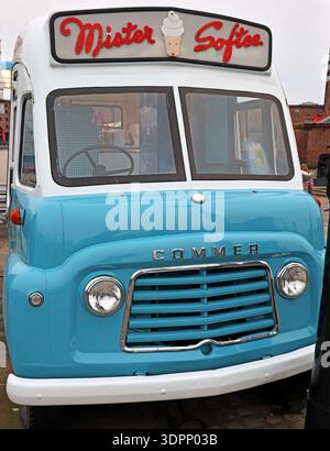 Vorderansicht eines alten Mister Softee-Eiswagens, eines blau-cremefarbenen Commer-Fahrzeugs mit klassischer „Mister Softee“-Dachbeschilderung und Eiskegelgreifer Stockfoto