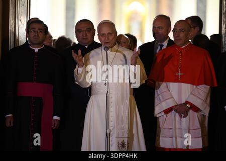 Ostia – Italien, 15. Februar 2026: Papst Leo begrüßt die Gläubigen am Ende der Messe. Papst Leo XIV. Steht der Feier der Messe während seiner f Stockfoto
