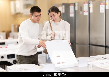 Mann und Frau wählen Haushaltsgeräte im Geschäft Stockfoto