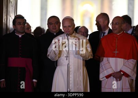 Ostia – Italien, 15. Februar 2026: Papst Leo begrüßt die Gläubigen am Ende der Messe. Papst Leo XIV. Steht der Feier der Messe während seiner f Stockfoto
