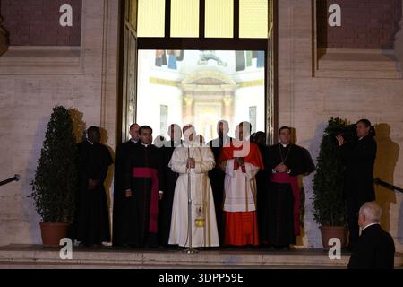 Ostia – Italien, 15. Februar 2026: Papst Leo begrüßt die Gläubigen am Ende der Messe. Papst Leo XIV. Steht der Feier der Messe während seiner f Stockfoto