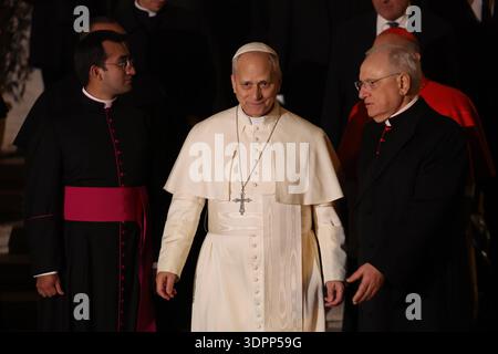 Ostia – Italien, 15. Februar 2026: Papst Leo begrüßt die Gläubigen am Ende der Messe. Papst Leo XIV. Steht der Feier der Messe während seiner f Stockfoto