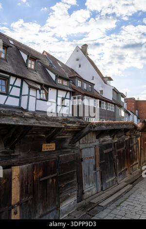 Historische Fischkästen über der Wiesent in der Altstadt von Forchheim, Bayern, Deutschland, traditionelles fränkisches Fischererbe Stockfoto