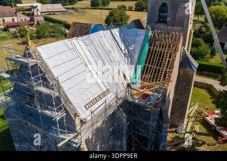 Eglise Saint Martin, Frankreich - 23. Juli 2020: Die Kirche Eglise Saint Martin ist von oben mit Gerüsten, teilweise überdachtem Dach, Baumaterialien und Arbeitern zu sehen, die während der Renovierungsarbeiten in einem ländlichen Gebiet anwesend sind. Stockfoto