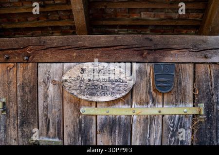 Historische Fischkästen über der Wiesent in der Altstadt von Forchheim, Bayern, Deutschland, traditionelles fränkisches Fischererbe Stockfoto