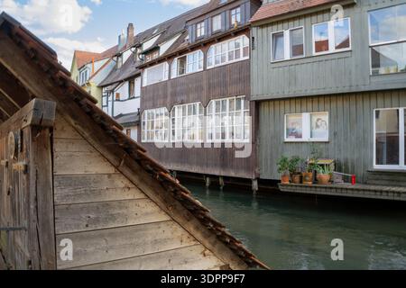 Historische Fischkästen über der Wiesent in der Altstadt von Forchheim, Bayern, Deutschland, traditionelles fränkisches Fischererbe Stockfoto