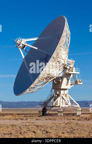 Eine riesige Radioteleskopschüssel im Very Large Array - New Mexico, USA. Stockfoto