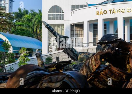 Hanoi, Vietnam - 9. Januar 2020: Eine Rakete und ein verrostetes Flugzeugwrack werden draußen vor dem Haupteingang des B-52 Victory Museum ausgestellt, wobei die Schilder des Museums auf dem weißen Gebäude sichtbar sind. Stockfoto