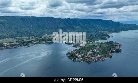 Blick auf die Insel Samosir am Toba-See, mitten im nördlichen Teil der indonesischen Insel Sumatra, Indonesien Stockfoto