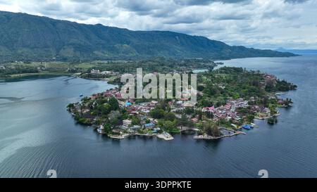 Blick auf die Insel Samosir am Toba-See, mitten im nördlichen Teil der indonesischen Insel Sumatra, Indonesien Stockfoto