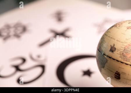 Das Konzept des interreligiösen Dialogs fördert das Verständnis und die Spiritualität, indem es Symbole und Überzeugungen verschiedener Religionen zusammenbringt, Hinduismus, Islam, J Stockfoto