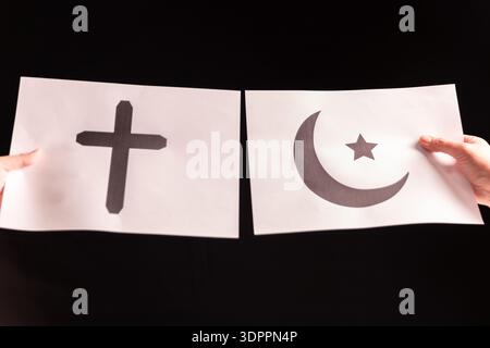 Das Konzept des interreligiösen Dialogs fördert das Verständnis und die Spiritualität, indem es Symbole und Überzeugungen verschiedener Religionen zusammenbringt, Hinduismus, Islam, J Stockfoto