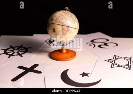 Das Konzept des interreligiösen Dialogs fördert das Verständnis und die Spiritualität, indem es Symbole und Überzeugungen verschiedener Religionen zusammenbringt, Hinduismus, Islam, J Stockfoto