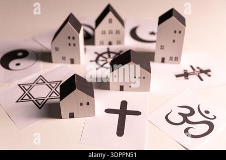 Das Konzept des interreligiösen Dialogs fördert das Verständnis und die Spiritualität, indem es Symbole und Überzeugungen verschiedener Religionen zusammenbringt, Hinduismus, Islam, J Stockfoto