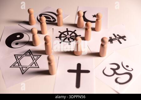 Das Konzept des interreligiösen Dialogs fördert das Verständnis und die Spiritualität, indem es Symbole und Überzeugungen verschiedener Religionen zusammenbringt, Hinduismus, Islam, J Stockfoto