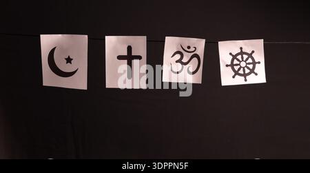 Das Konzept des interreligiösen Dialogs fördert das Verständnis und die Spiritualität, indem es Symbole und Überzeugungen verschiedener Religionen zusammenbringt, Hinduismus, Islam, J Stockfoto
