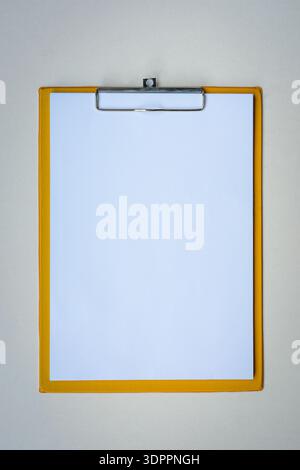Zwischenablage mit leeren A4-Papieren. Isoliert auf weißem Hintergrund. Stockfoto
