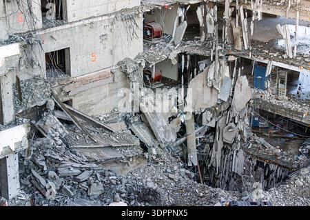 Schutthaufen aus einem demontierten Betongebäude an einer Abbruchstelle. Stockfoto