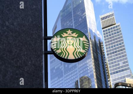 London, Großbritannien. Januar 2025. Markenlogo-Schild für American Starbucks Corporation, das multinationale Unternehmen mit Sitz in Seattle, vor einem Café in der Finanzwelt Stockfoto
