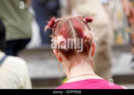 Weibliche Touristen mit blonden und roten Haaren in Brötchen zu Fuß und Sightseeing, Hals und Haar Hautstruktur, Rückansicht Stockfoto