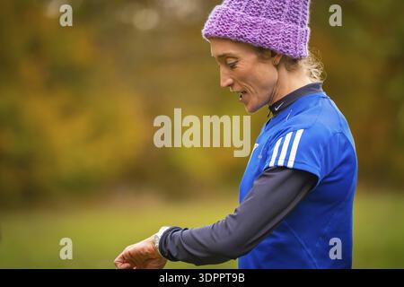 Frau mit blauer Sportbekleidung und violetter Kappe im Herbst, Mittelstreckenläuferin Katharina Jaiser, Gechingen, Deutschland Stockfoto