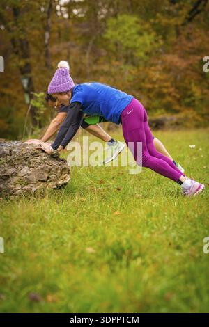Zwei Personen, die im Herbst auf Felsen sportlich trainieren, Mittelstreckenläuferin Katharina Jaiser, Gechingen, Deutschland Stockfoto