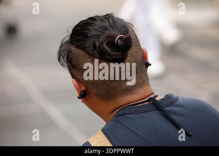 Männlicher Tourist, der Wat Arun erkundet, Rückansicht, am Wat Arun. Stockfoto