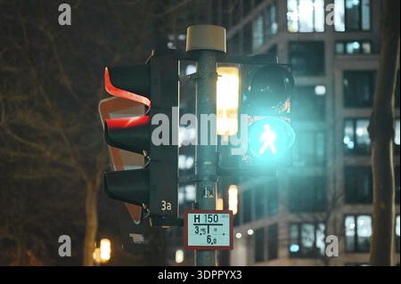 Verkehrsampel in Frankfurt bei Nacht Stockfoto