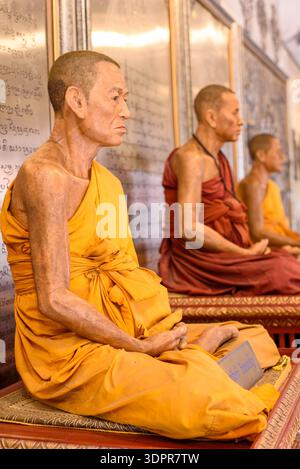 Nahaufnahme einer buddhistischen Mönchsstatue in Meditationshaltung in einem thailändischen Tempel, die Achtsamkeit, spirituelle und traditionelle Religion symbolisiert Stockfoto
