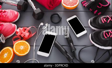 Trainingsgeräte und gesunde Snacks werden auf dem Fitnessraum für die Trainingsroutine bereitgestellt Stockfoto