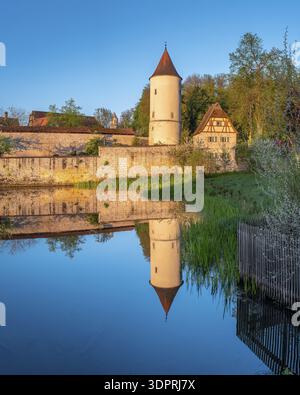 Verdauungsturm mit Parkhaus an der Stadtmauer im Morgenlicht, Reflexion im Rothenburger Teich, Romantik Straße, Dinkelsbüehl, Mittelfranco Stockfoto