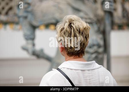 Weibliche Touristen erkunden Wat Thai, Reisende entdecken thailändisches Tempelerbe, Rückansicht, im Wat Arun. Stockfoto