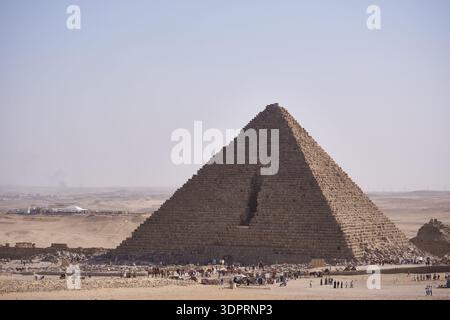 Pyramide von Menkaure mit touristischen Aktivitäten im Vordergrund Stockfoto