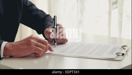 Geschäftsmann Hand mit Stift unterzeichnet neuen Vertrag, um Projekte im Konferenzraum zu starten. Schließen Sie die Hände des Geschäftsmanagers, unterzeichnen Sie den Vertrag Legal Do Stockfoto