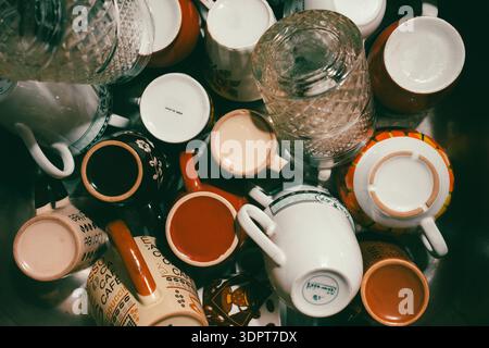 Gewaschene Kaffeetassen im Waschbecken, kopfüber, Blick von oben. Stockfoto