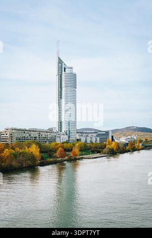 Büroturm in Wien, der sich über der Donau erhebt Stockfoto