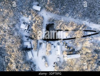 Fantastischer Sonnenaufgang in den Bergen. Frisch verschneite Hänge und Tannen in den Karpaten, Slowakei, Europa. Skitour auf unberührtem, schneebedecktem hil Stockfoto