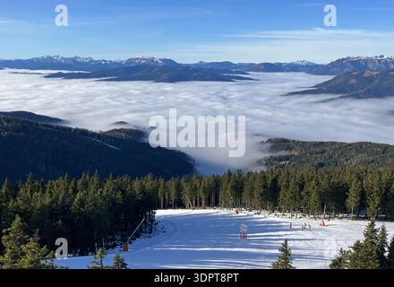 Panorama der Berggipfel oberhalb der Inversion mit Sonnenaufgang und Morgenfrost in den österreichischen Alpen, Stuhleck Stockfoto