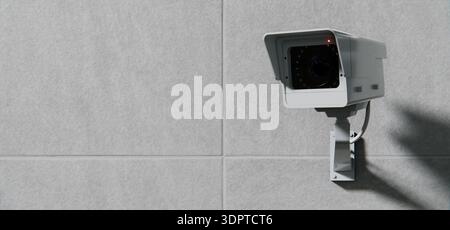 Sicherheits-CCTV-Kamera auf Betonwand, Überwachung abstrakter Hintergrund Stockfoto