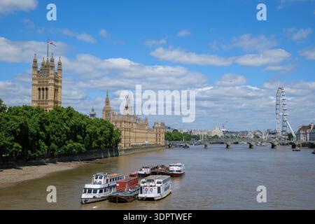 London - 07 05 2022: Blick auf die Lambeth Bridge, die Houses of Parliament, die Westminster Bridge und das London Eye Stockfoto
