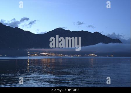 Abend auf dem Gardasee, Blick auf Limone Stockfoto
