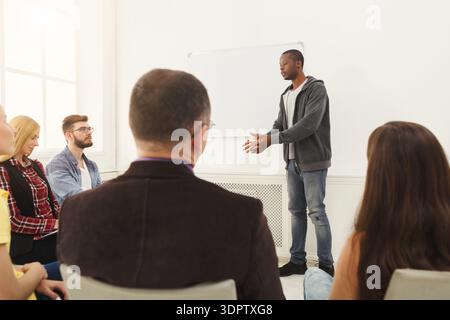 Die Gruppe hört dem Sprecher während der Präsentation auf einem Seminar zur beruflichen Entwicklung zu Stockfoto