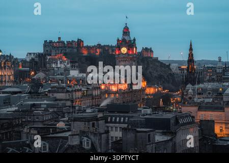 Edinburgh Skyline nach Sonnenuntergang mit Balmoral Hotel Uhrenturm und Edinburgh Castle beleuchtet zur blauen Stunde, Blick von Calton Hill, Schottland Stockfoto